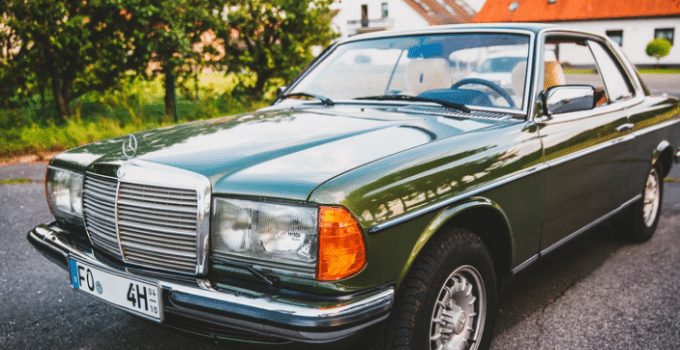 Dief scheldt moeder uit omdat ze haar kind achterliet in de auto die hij had gestolen