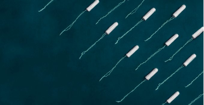 Moeder leert haar zoons om altijd tampons bij zich te hebben