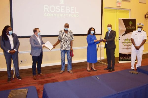 Rosebel Community Fund financiert watervoorzienings- en elektriciteitsprojecten