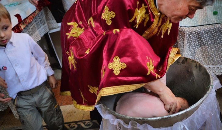 Baby Sterft In Kerk Nadat Priester Hoofd Onder Water Dompelde Tijdens Doopdienst