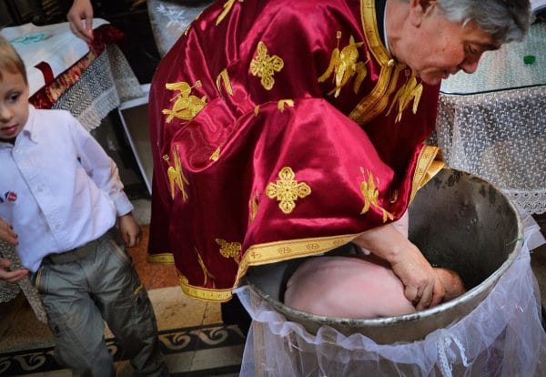 Baby sterft in kerk nadat priester hoofd onder water dompelde tijdens doopdienst