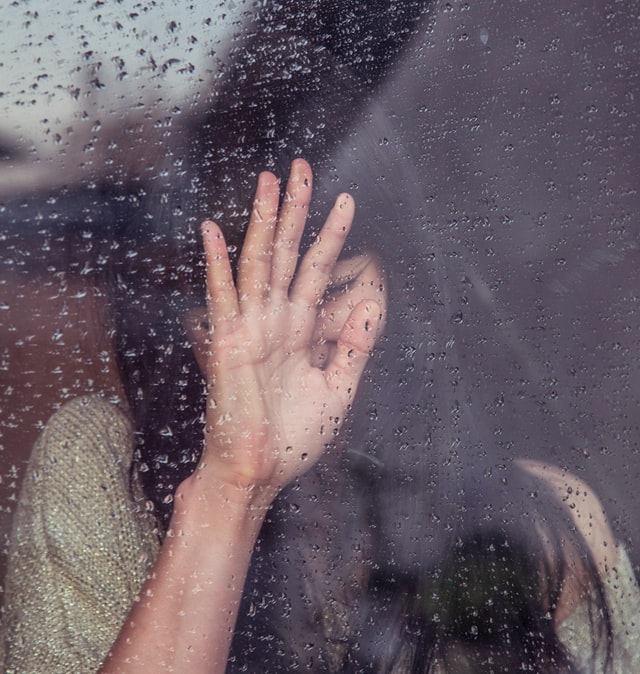 Vrouw (43) gaat kapot van hevige, chronische pijn: het voelt als ’50 elektrische schokken per dag ‘