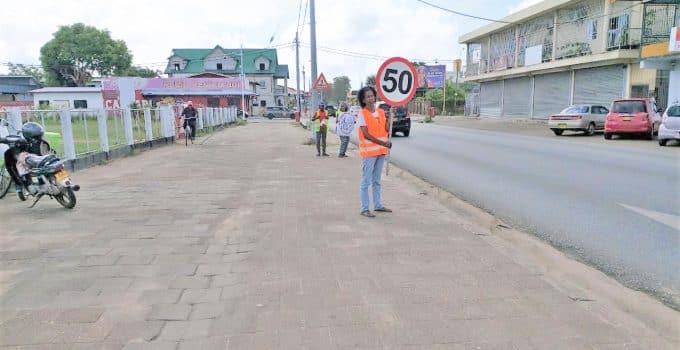 Korps Suriname Verkeervrijwilligers vraagt aandacht voor snelheid in verkeer