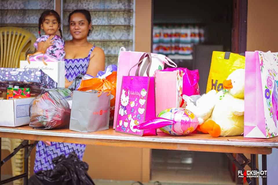 Mishandeld meisje overladen met cadeaus