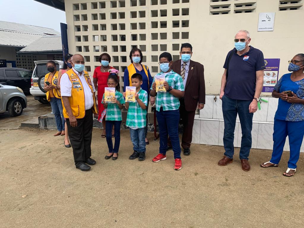 Lions Club Paramaribo Central plaatst schoolkranen voor St. Ignatiusschool