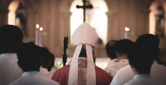 Vrouw in haar huis misbruikt door priester die voor haar moest bidden