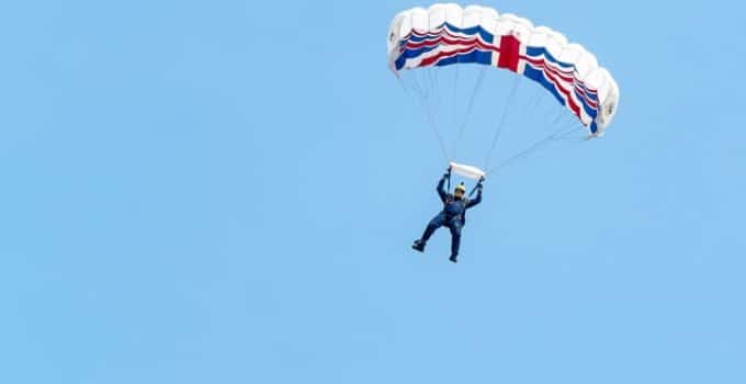 Man komt om nadat hij springt van veertiende verdieping met parachute