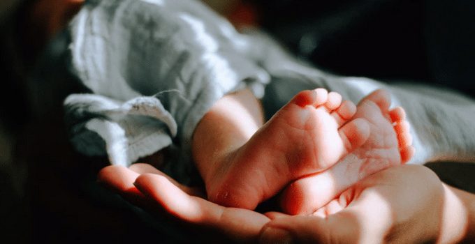 Moeder offert 6-maanden-oude baby aan ‘God’ om haar te verlossen van boze geesten