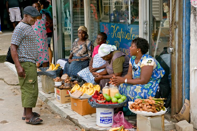 Illegale straatventers negeren bevelen politie en commissariaat Paramaribo