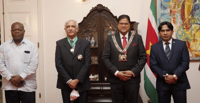 President Santokhi lovend over vertrekkende pg