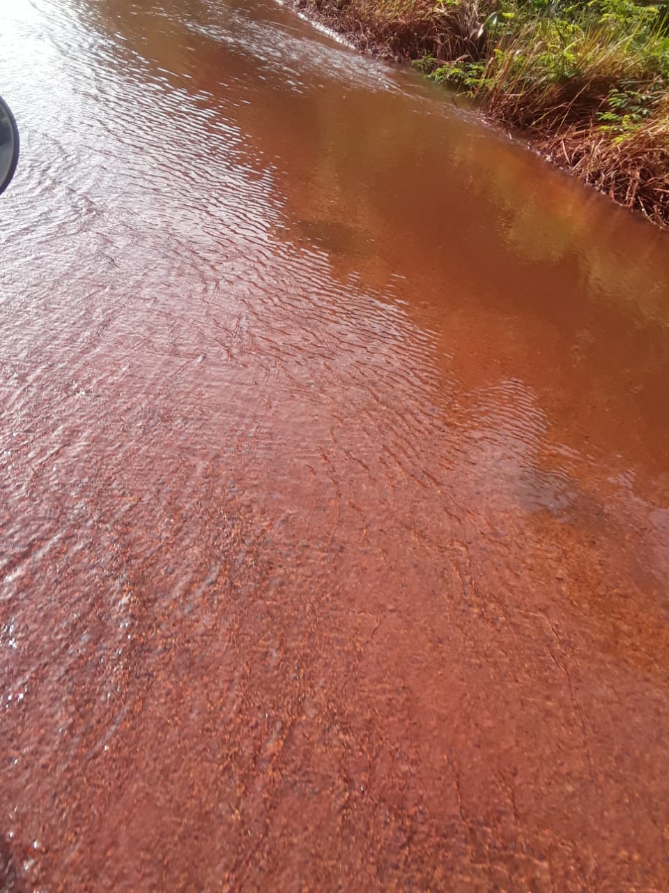 Enorme wateroverlast bij weg naar Inheemse dorpen Para