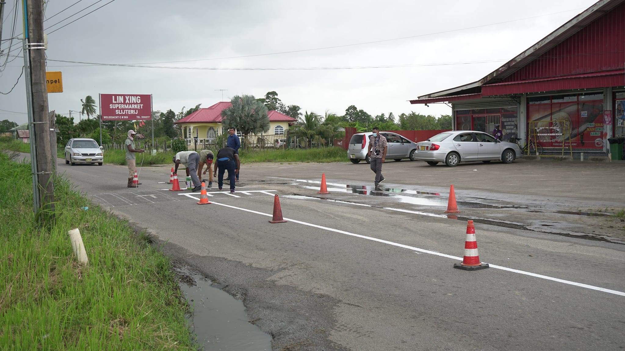 stop- en voorrangsborden geplaatst op kruispunt Mawakabo-Wegedacht C-weg