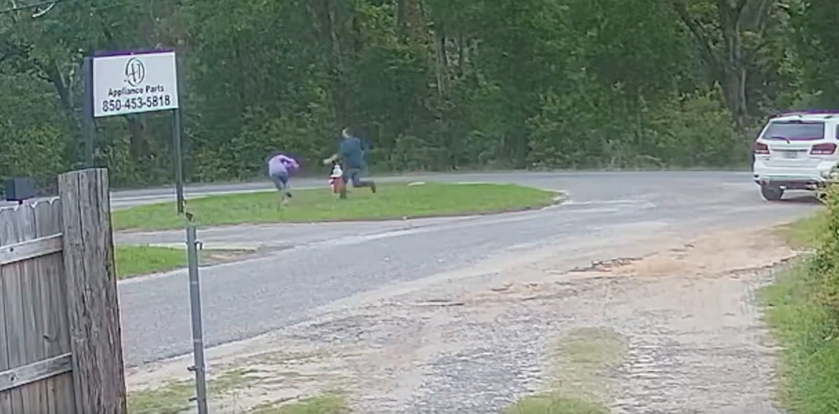 Video: man probeert 11-jarig meisje te ontvoeren bij bushalte