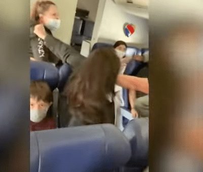 Video van passagier die tanden stewardess kapot slaat gaat viraal