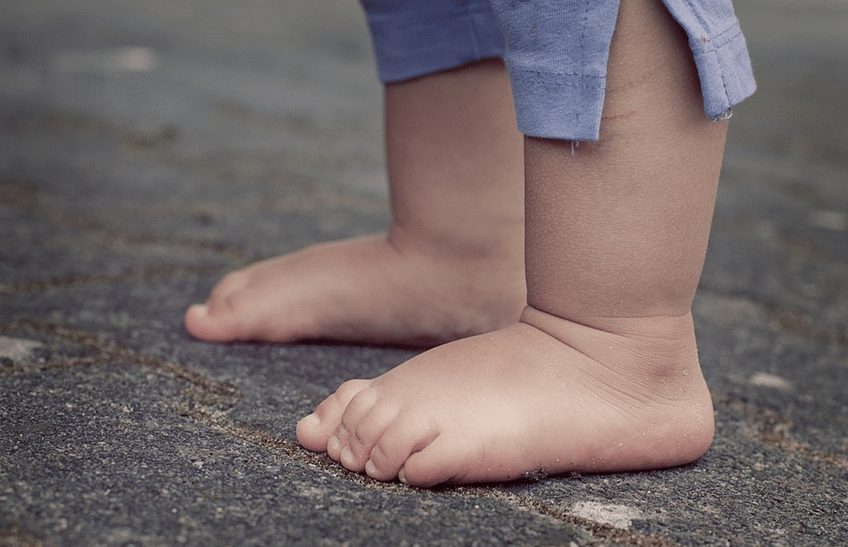 Peutertje wordt op harteloze wijze aan haar eind geholpen door eigen moeder en haar vriend