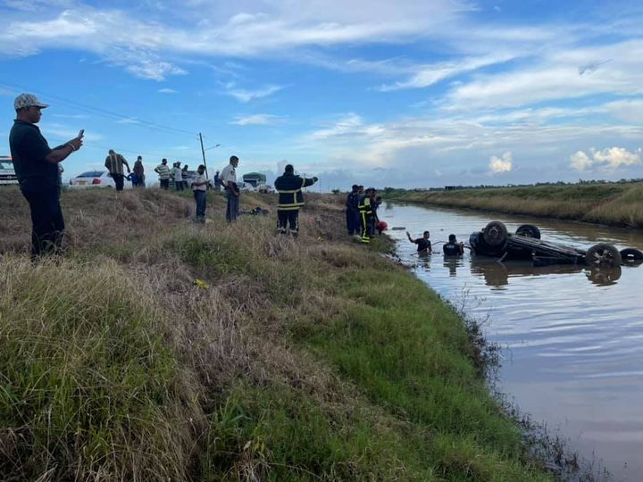 Man komt met auto terecht in afvoerkanaal en overlijdt