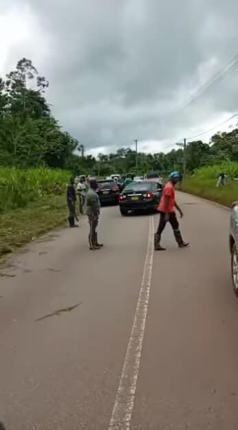 Taxichauffeurs Paramaribo-Albina ontdoen bermen langs de weg naar Albina van hoog wied