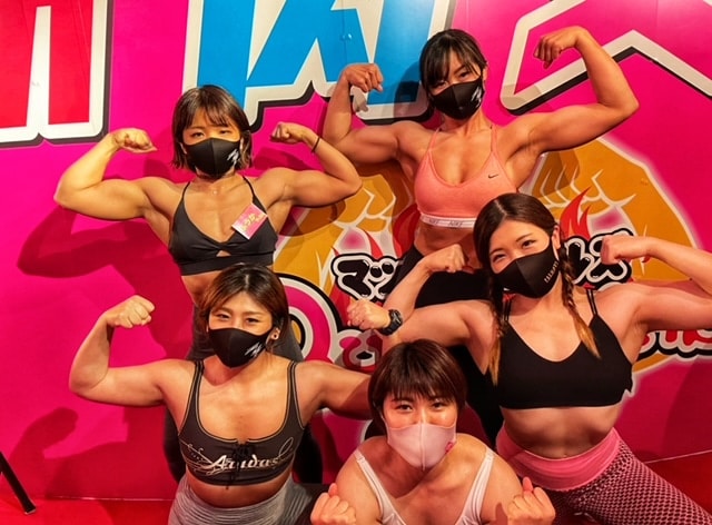 Muscle Girls: een unieke fitness-themabar bemand door gespierde vrouwen