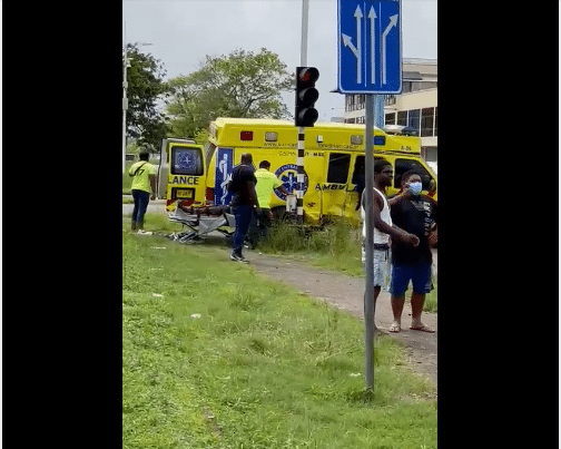 Ambulance met loeiende sirene en patiënten aangereden door pick-up