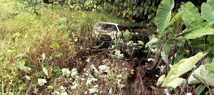 Man moet uitwijken voor gat in de weg en komt in trens terecht, Vismale geeft direct hulp