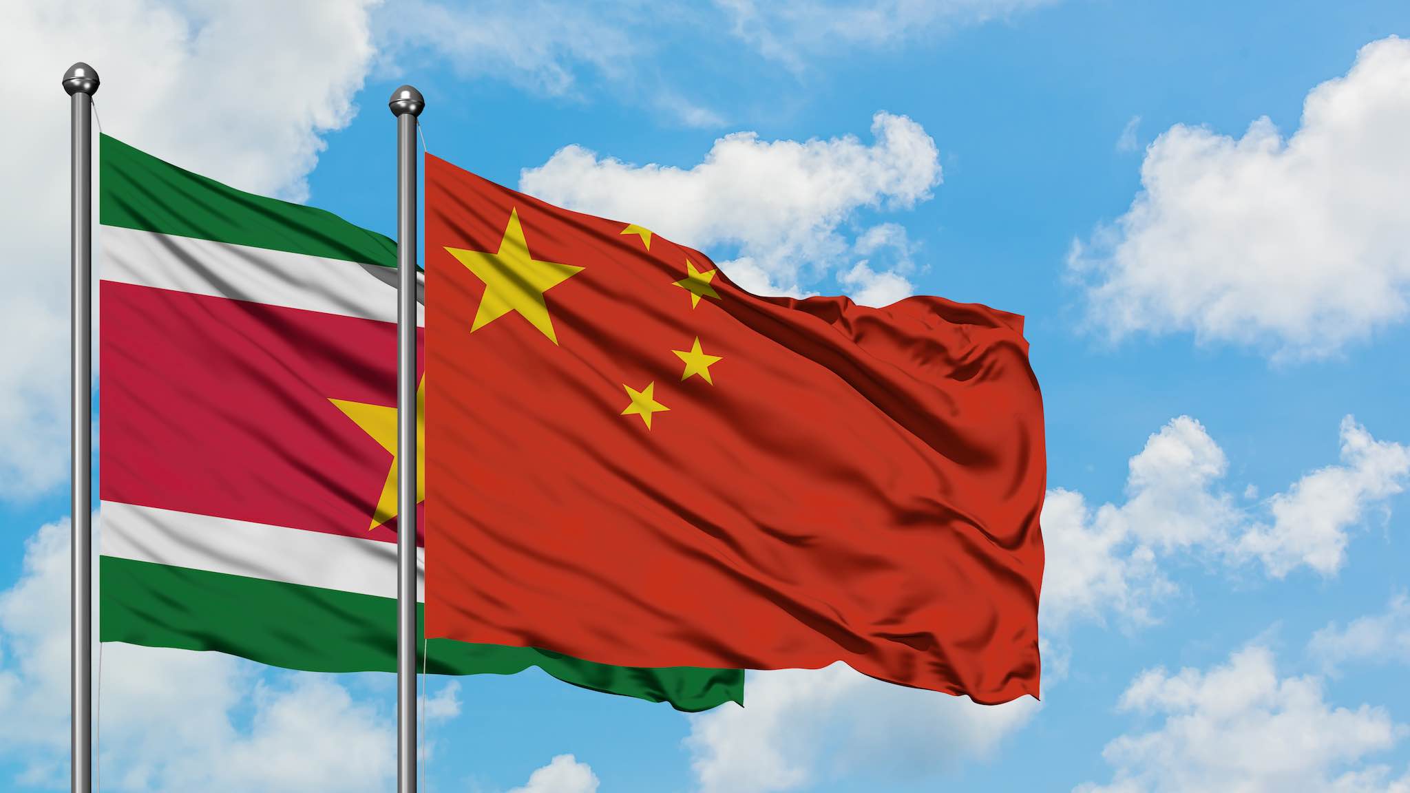 de vlaggen van suriname en china foto shutterstock 730442 gDGG5SkC