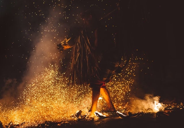 Drama tijdens crematie: man verwijdert hoofd brandend lijk voor voodoo