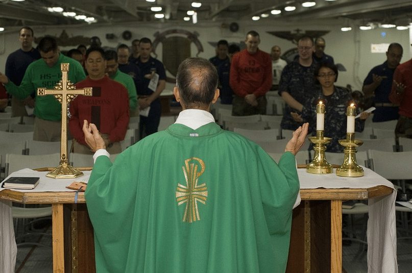 ‘Mannen die geen omgang met vrouwen mogen hebben van de kerk worden vaak kindermisbruikers’