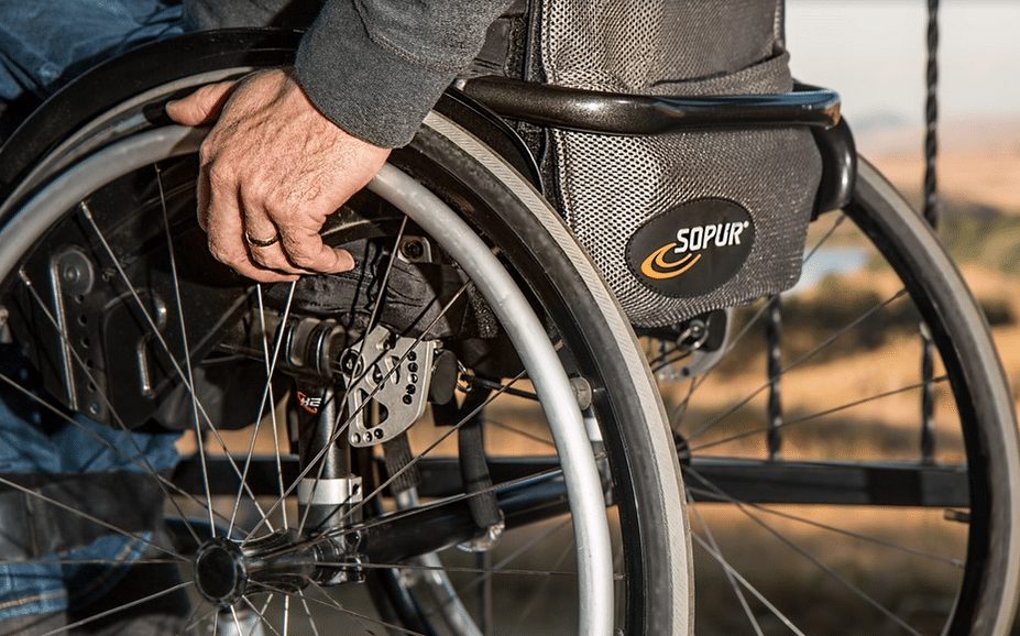 Bejaarde vader steekt zwaar gehandicapte zoon neer en slaat daarna de hand aan zichzelf