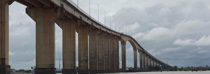 8 bedrijven dingen naar bouw brug Corantijnrivier