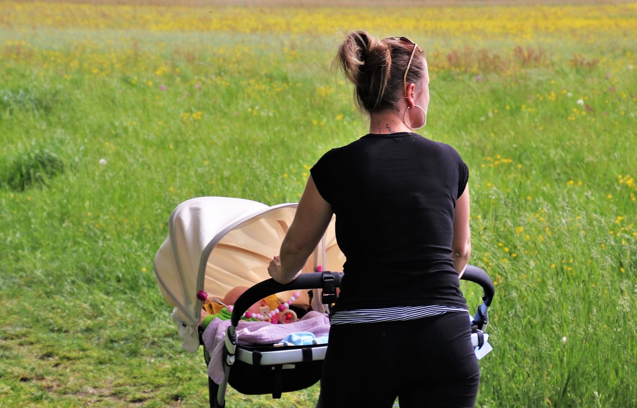 Gefrustreerde springt van vierde verdieping gebouw en valt op vrouw en haar baby