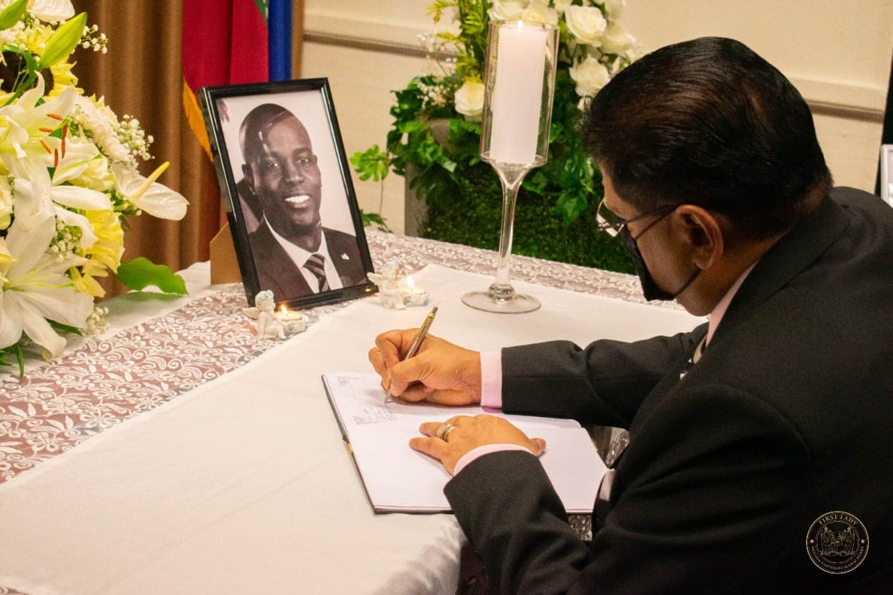 President Santokhi en first lady ondertekenen condoleanceregister Haïtiaanse president