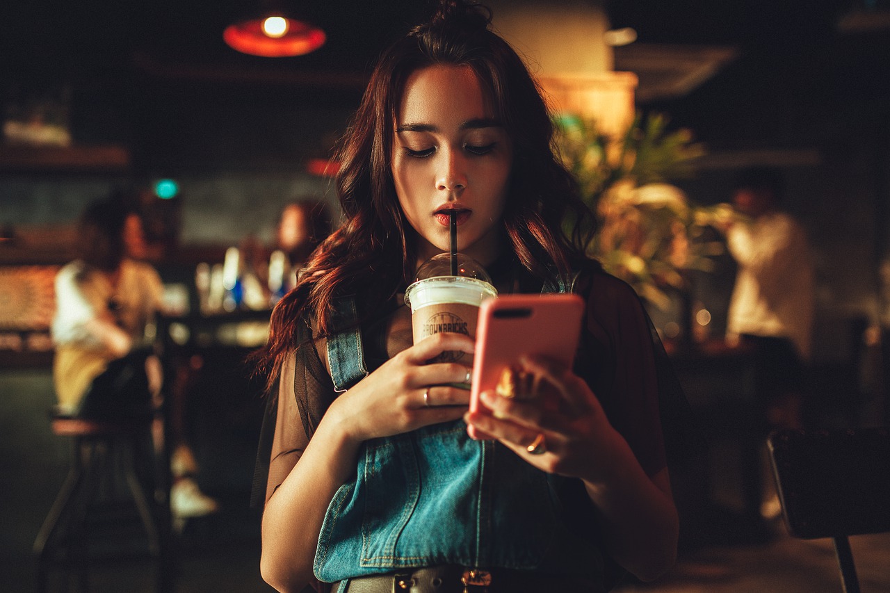 Je relatie zal snel eindigen als je partner je nooit op sociale media plaatst, vindt relatieadviseur