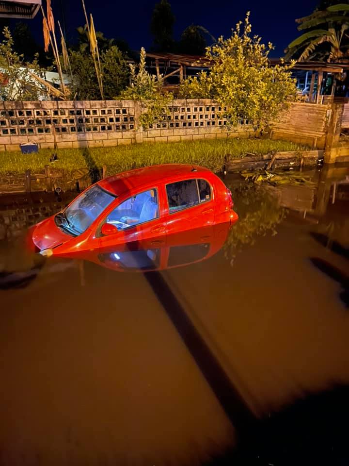 Auto in trens na aanrijding