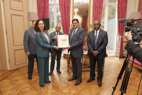 President Santokhi roept jonge ondernemers Amsterdam op te investeren in Suriname