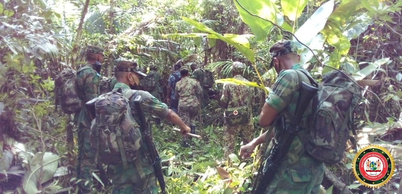 Voetpatrouille cursisten Surinaamse Militaire School in dorp Hollandse kamp