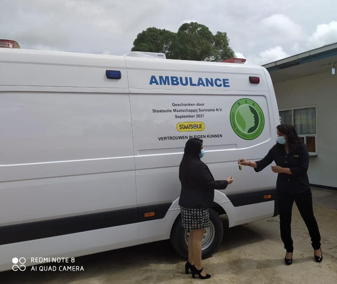 Staatsolie schenkt RGD Groningen ambulance en mobiele polikliniek