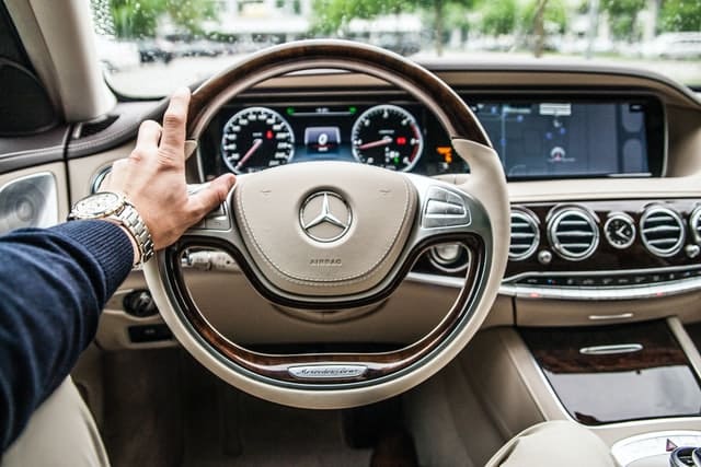 Mercedes-Benz waarschuwt voor mogelijk brandgevaar in bijna 1 miljoen auto’s