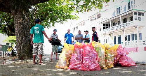 Zwervers betrokken bij pilotproject Afvalbeheer in binnenstad Paramaribo