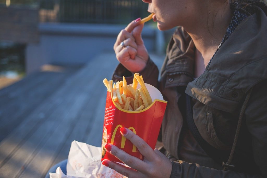 eten patat mcdonalds vrouw