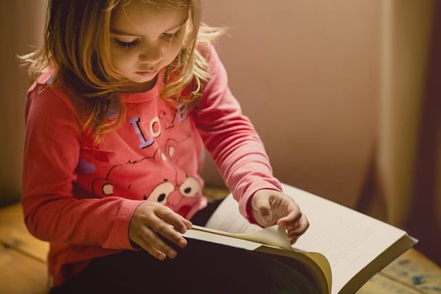 kind meisje lezen