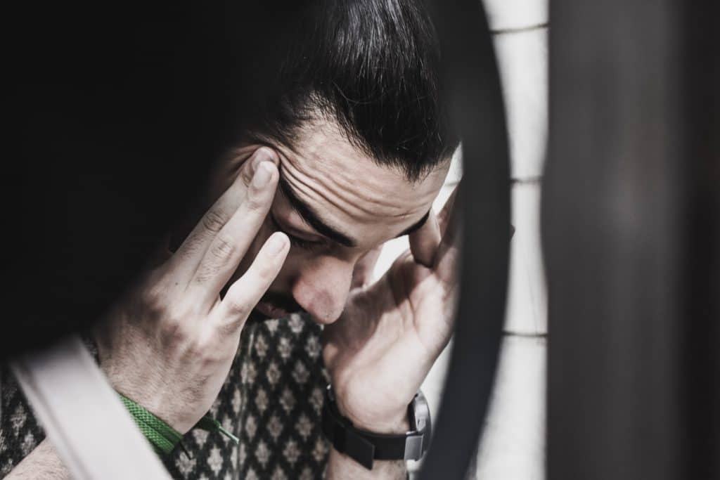 man stress verdriet depressief huilen boos