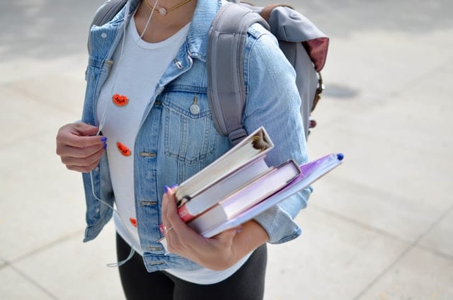 Ex-vriend probeert hoofd meisje te verwijderen terwijl  ze onderweg is naar school