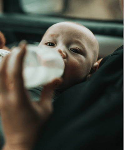 Vrouw gaat de deur uit om melk te kopen voor baby (1) die ze bij terugkomst aantreft met schotwond