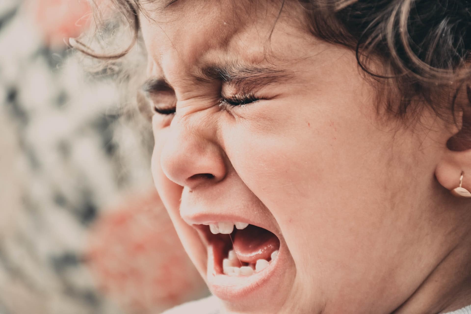 34-jarige Karen wordt voor ogen jonge dochter van het leven beroofd, vijf jonge kinderen in één klap ouderloos