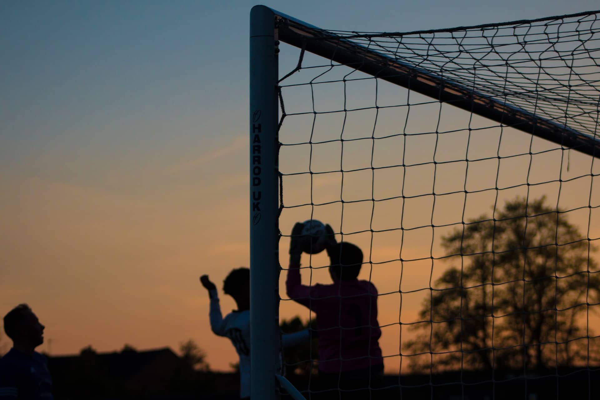 Bejaarde man poogt 10-jarige jongen te misbruiken in kleedkamer voetbalclub