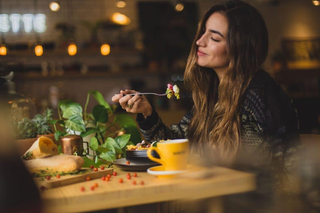 vrouw eten restaurant