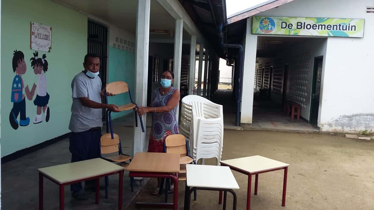 De Bloementuinschool voor kinderen met een beperking ontvangt meubilair en stoelen