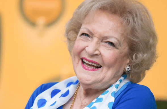 Bijna 100-jarige Betty White onthult haar geheimen voor een gelukkig leven