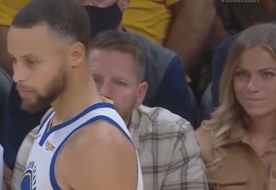 Vrouwelijke toeschouwer tijdens NBA-wedstrijd krijgt geen genoeg van Steph Curry (VIDEO)