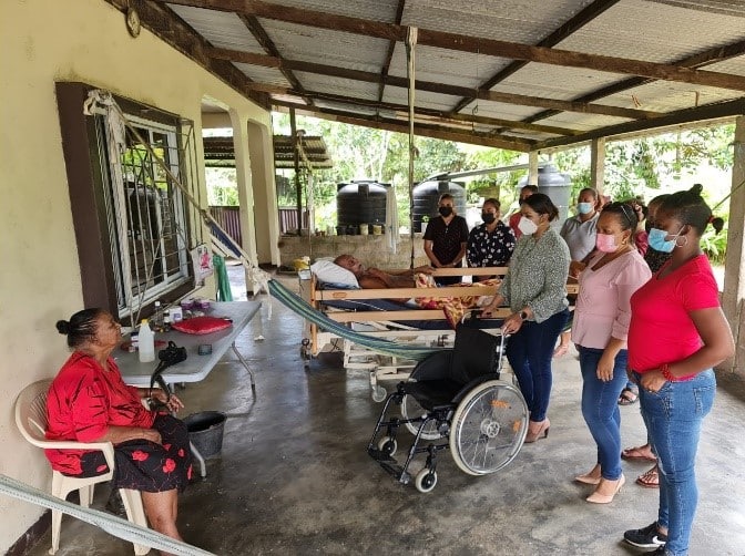 Vrouwenorganisaties Kampong Baroe en Omgeving doneren rolstoelen